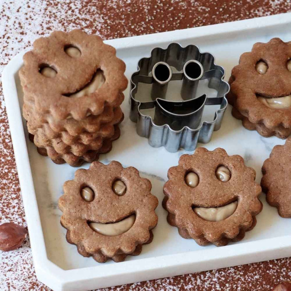 2 emporte-pièces biscuits sourire - Ronds cannelés en inox - ScrapCooking