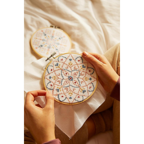 Kit point de croix - Broderie - Motifs persans colorés - DMC - Inclus tambour, toile, fils
