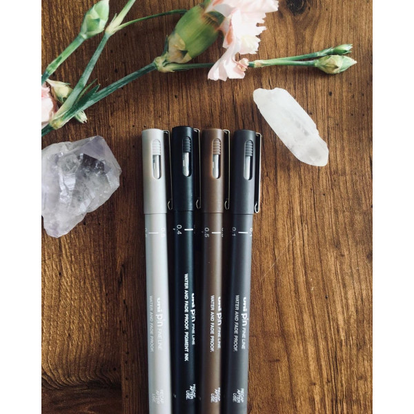 Feutres - Noir, gris et sépia - Dessin - Ecriture - Pointe 0,8mm - Uni-Pin - Lettering